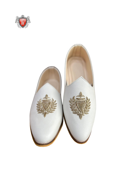 Men’s White Leather Jutti with Golden Laurel Crest Embroidery – Premium Wedding & Festive Footwear