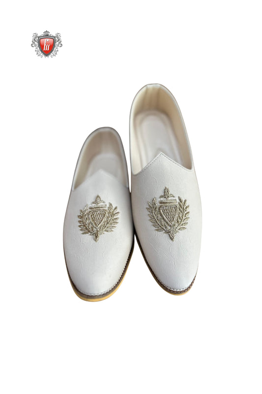 Men’s White Royal Crest Embroidered Jutti – Classic Ethnic Footwear for Weddings & Festive Wear