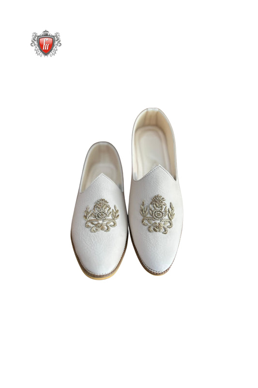 Men’s White Ethnic Jutti with Golden Floral Crest – Handcrafted Wedding & Festive Footwear