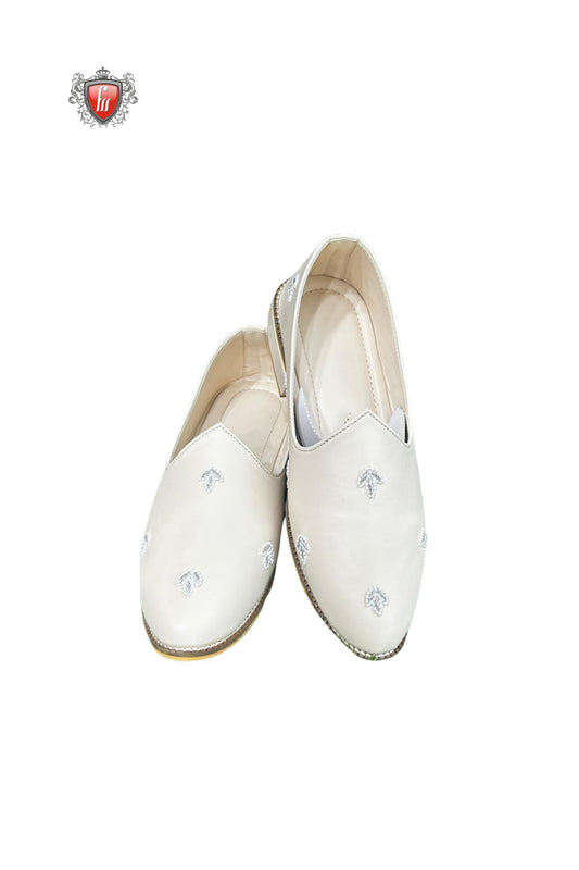 Fabmark Cream Jutti with Silver Embroidery – Subtle Grace for Traditional Wear