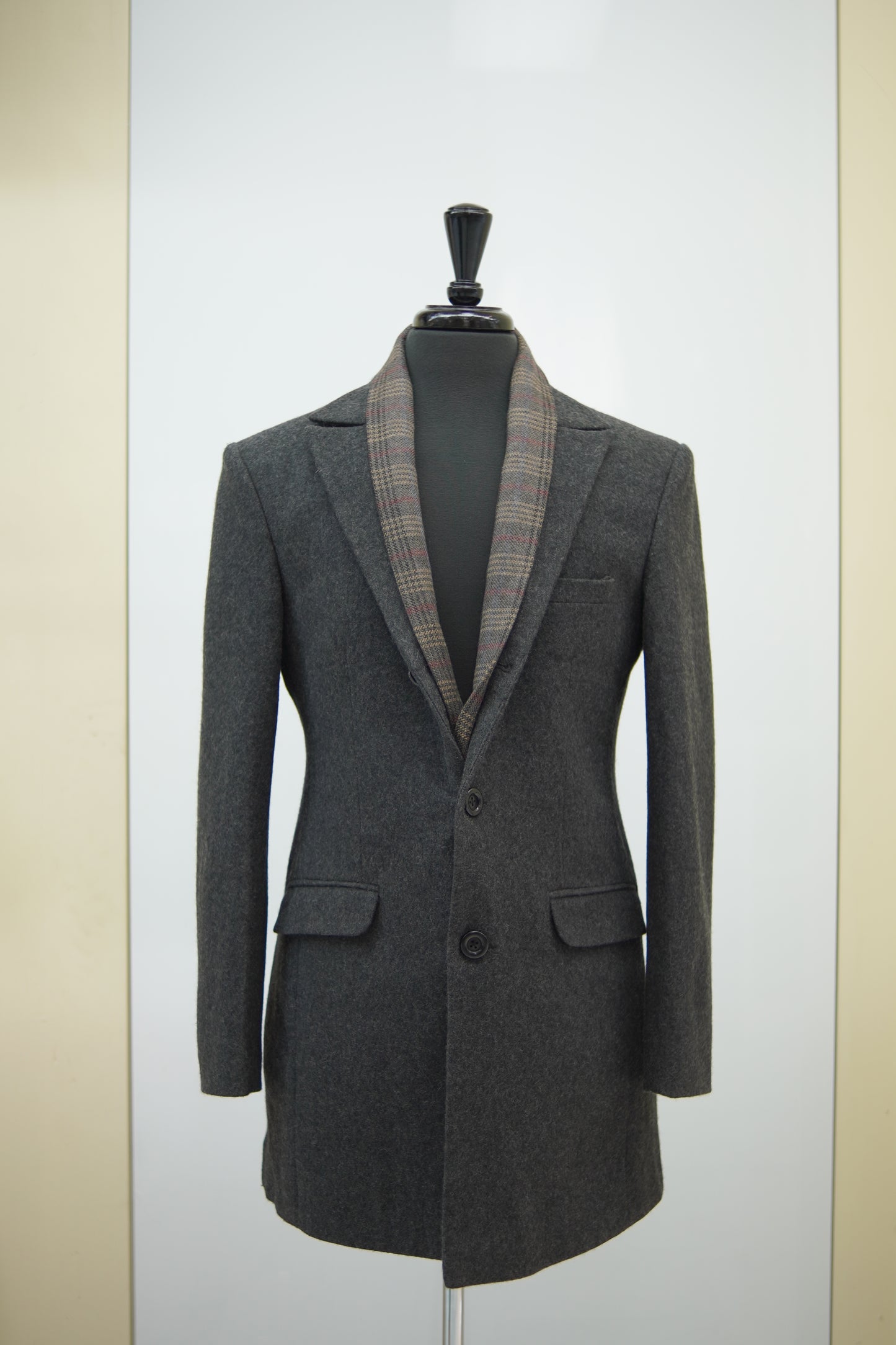 Men’s Dark Grey Wool Overcoat with Plaid Inner Lapel – Tailored Modern Winter Coat