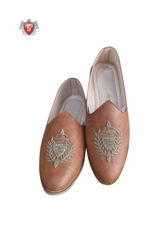 Men’s Tan Brown Ethnic Jutti with Golden Crest Embroidery – Handcrafted Traditional Footwear