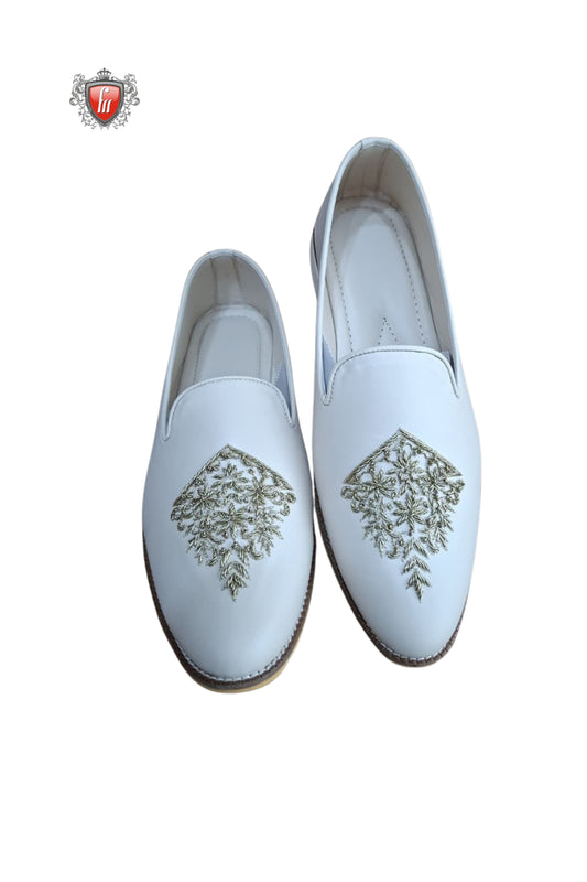 Men’s White Embroidered Ethnic Jutti – Classic Handcrafted Footwear