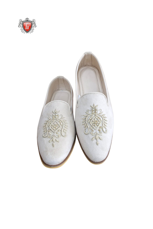 Men’s White Ethnic Jutti with Golden Embroidery – Handcrafted Wedding Footwear