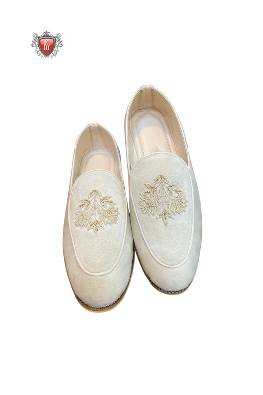 Men’s White Ethnic Jutti with Subtle Golden Embroidery – Handcrafted Wedding Footwear