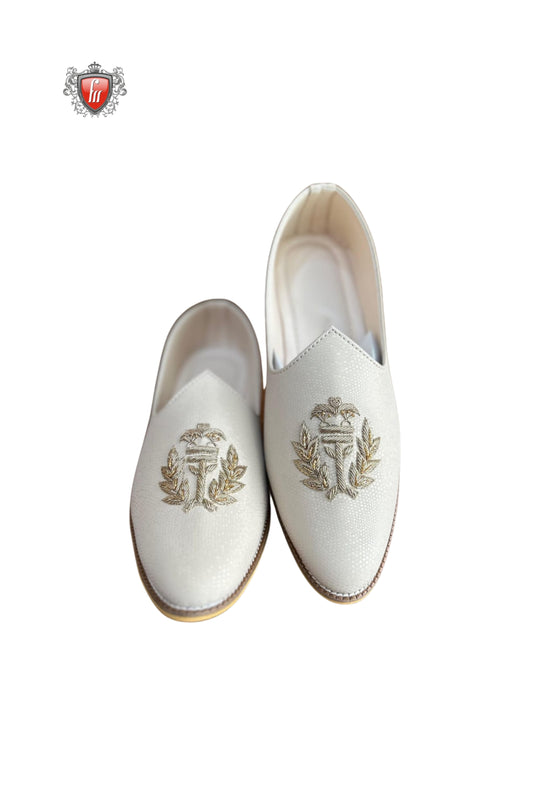 Men’s White Ethnic Jutti with Golden Laurel Crest Embroidery – Handcrafted Wedding Footwear