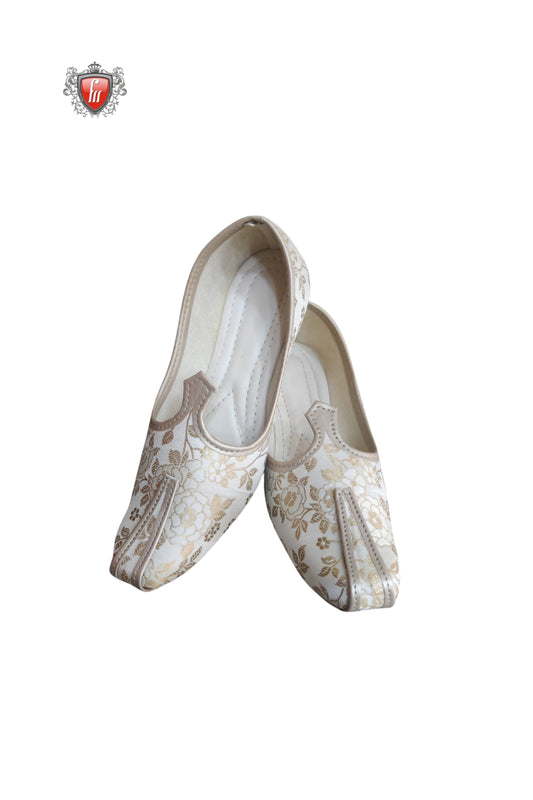 Men’s White & Gold Embroidered Jutti – Elegant Wedding & Festive Footwear