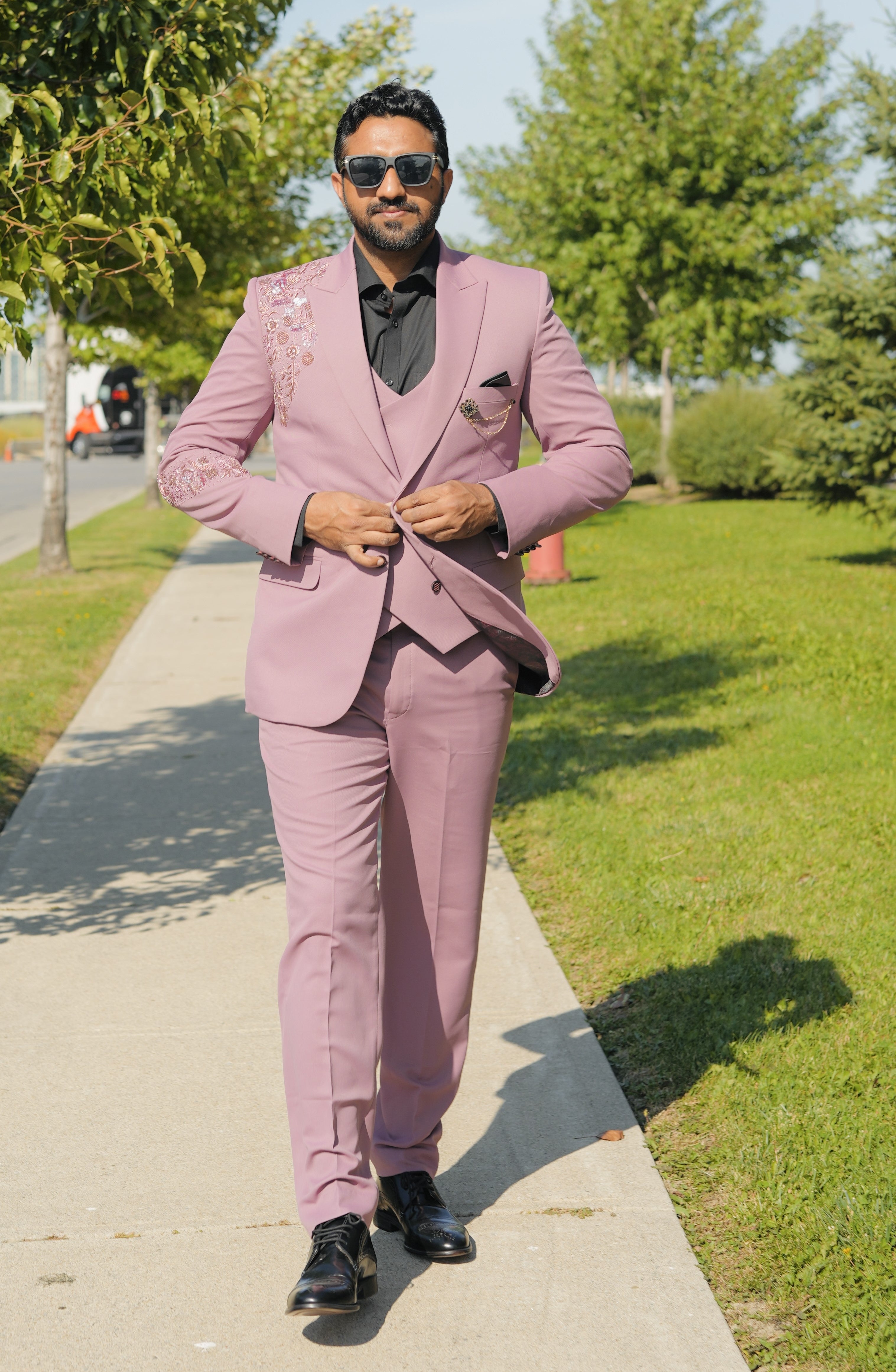 Men's Pink Embroidered 3-Piece Suit - Stylish Formal Attire for Special Occasions